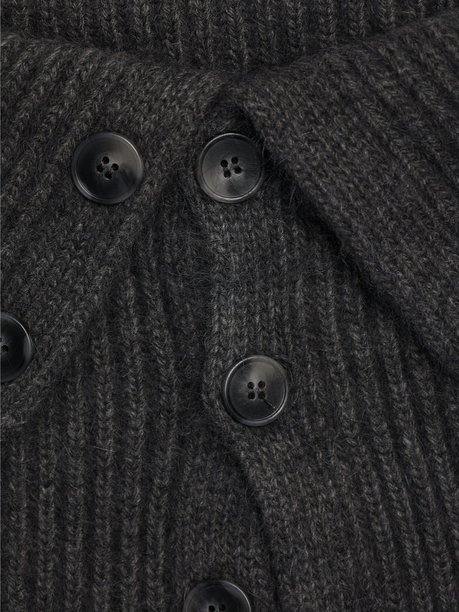 Шарф-манишка на пуговицах с декоративной нашивкой в ассортименте